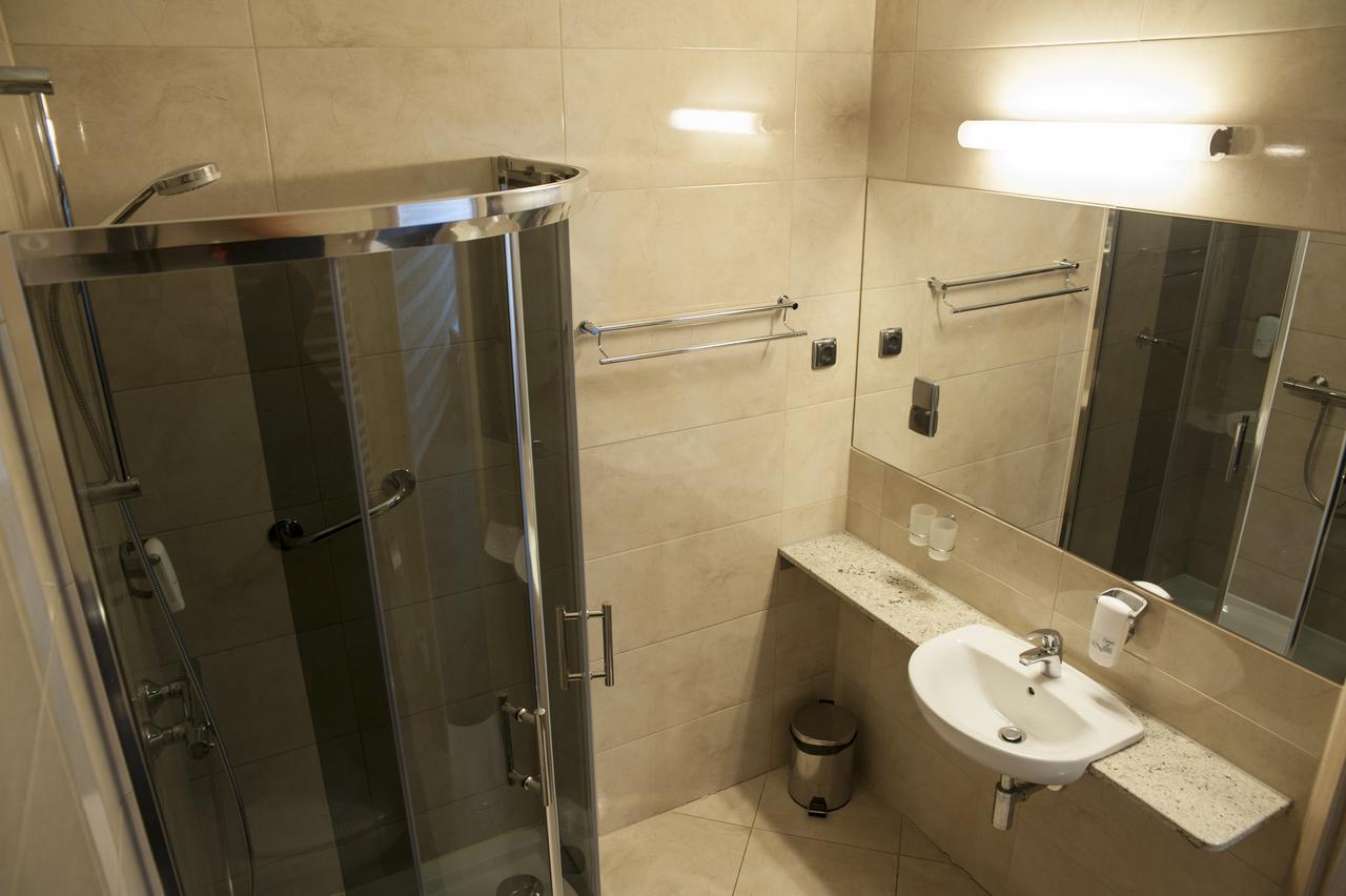 Hotel Pod Szyszkami Kozmin ภายนอก รูปภาพ