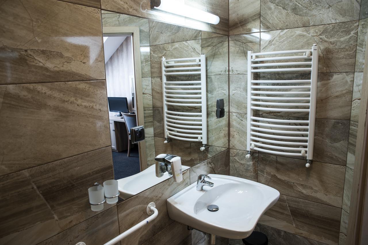 Hotel Pod Szyszkami Kozmin ภายนอก รูปภาพ