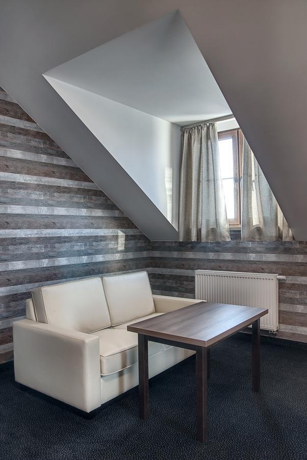 Hotel Pod Szyszkami Kozmin ภายนอก รูปภาพ