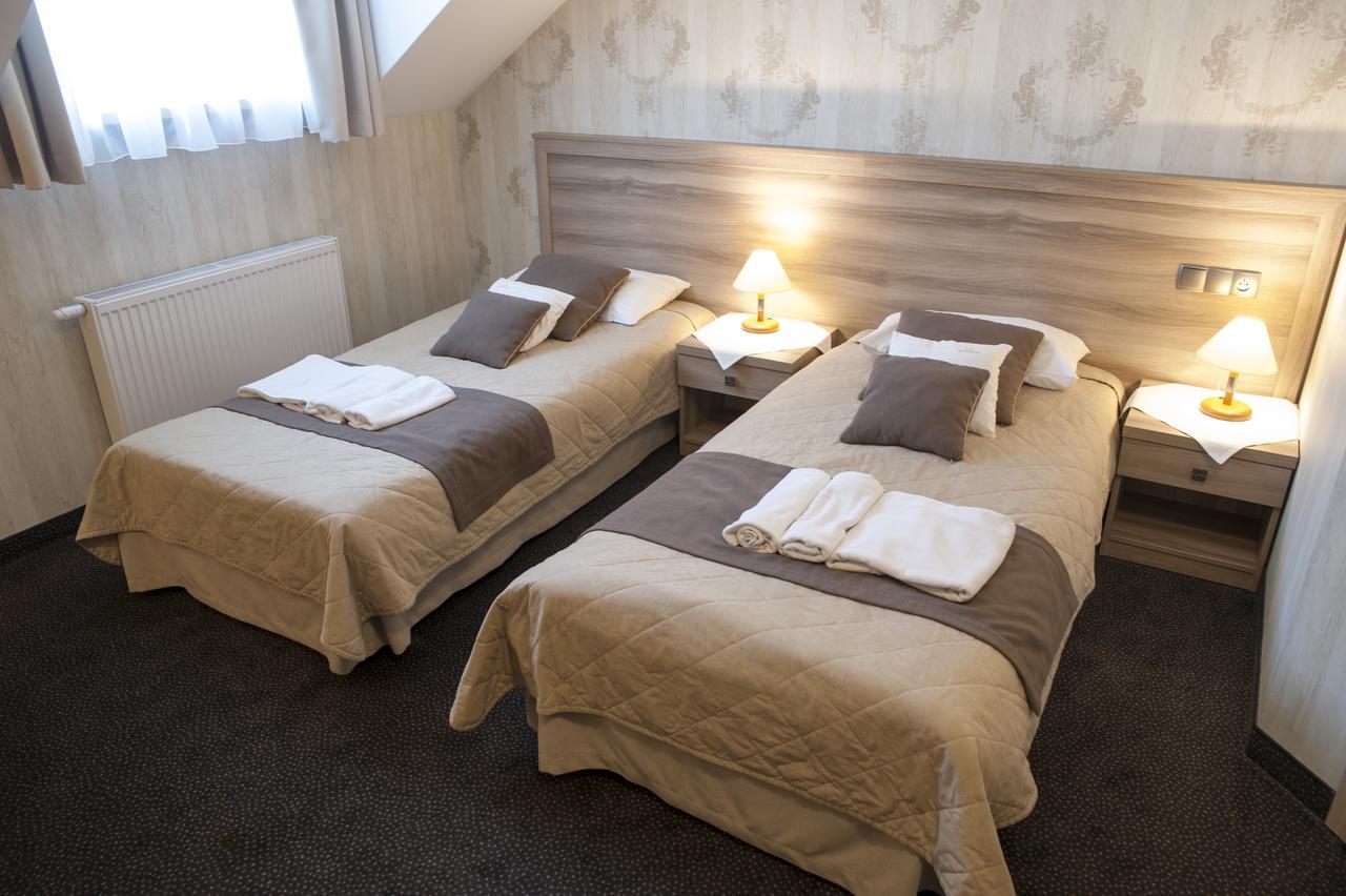 Hotel Pod Szyszkami Kozmin ภายนอก รูปภาพ