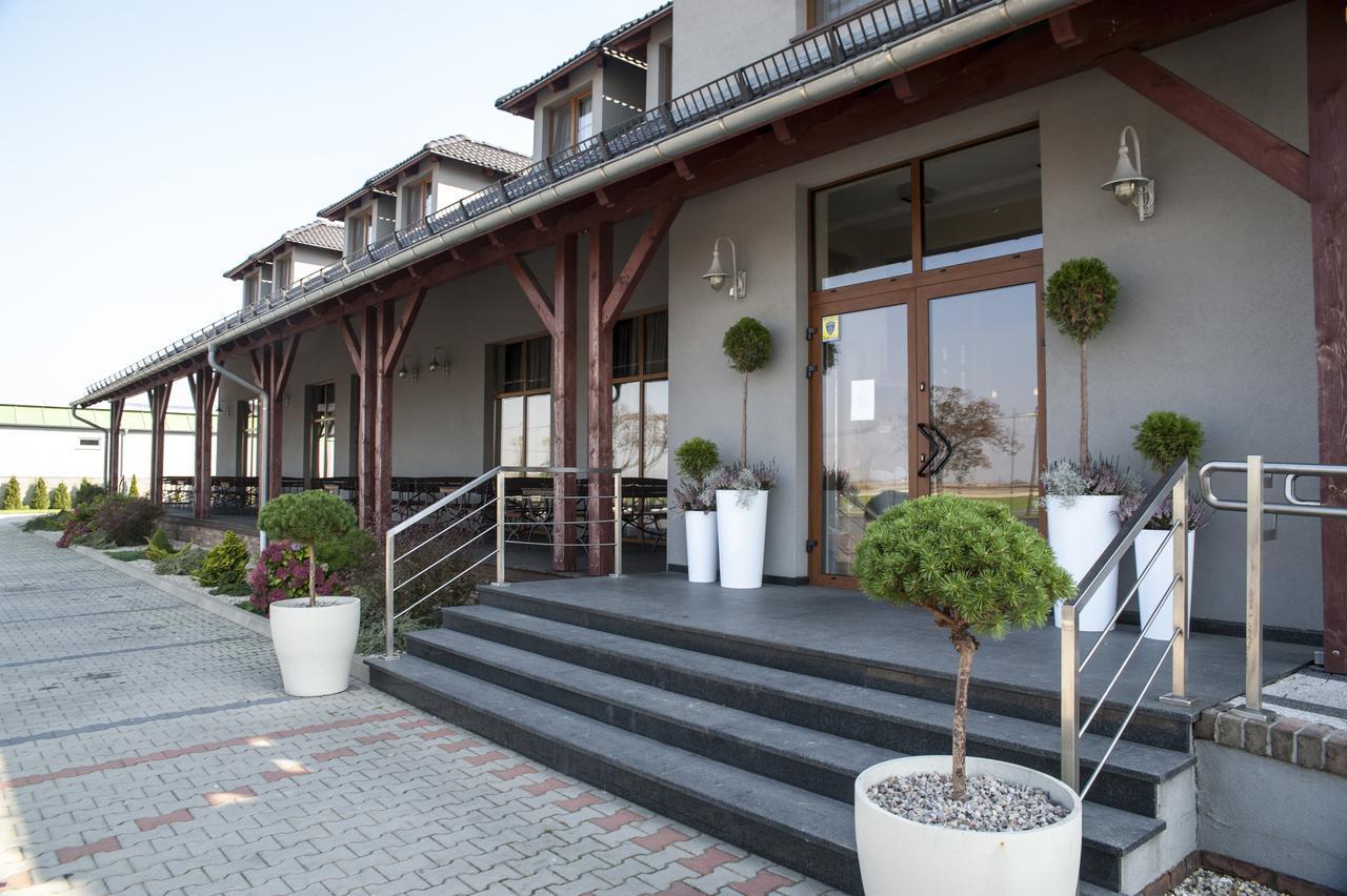 Hotel Pod Szyszkami Kozmin ภายนอก รูปภาพ